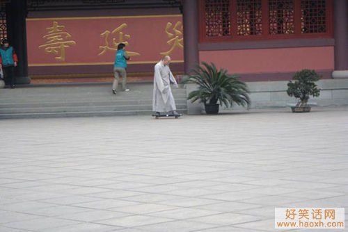 僧人在寺院内玩滑板