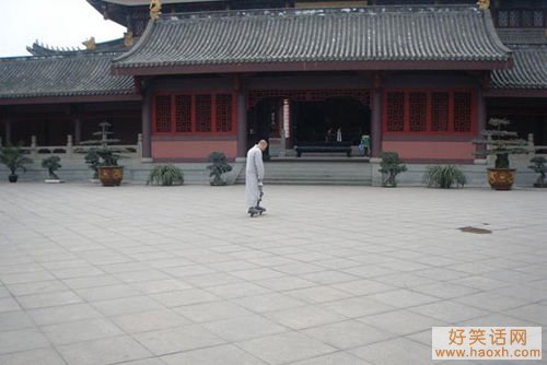 僧人在寺院内玩滑板
